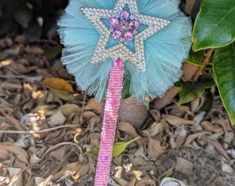 Varita de hada con forma de estrella de diamantes de imitación hecha a mano / Tul aguamarina, mango de cuentas