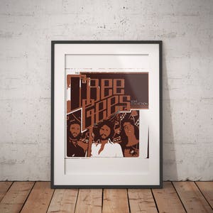 Puede incluir: Una portada de álbum vintage con The Bee Gees. La portada es de color marrón y naranja con el nombre de la banda en letras grandes y estilizadas. Los miembros de la banda aparecen en el fondo, con sus caras visibles.