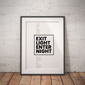 Op de afbeelding: Een zwart-witte ingelijste print met de tekst "EXIT LIGHT ENTER NIGHT" in een vet, sans-serif lettertype. De print bevat ook een gedicht met de titel "Taking Leave" van Billy Collins.