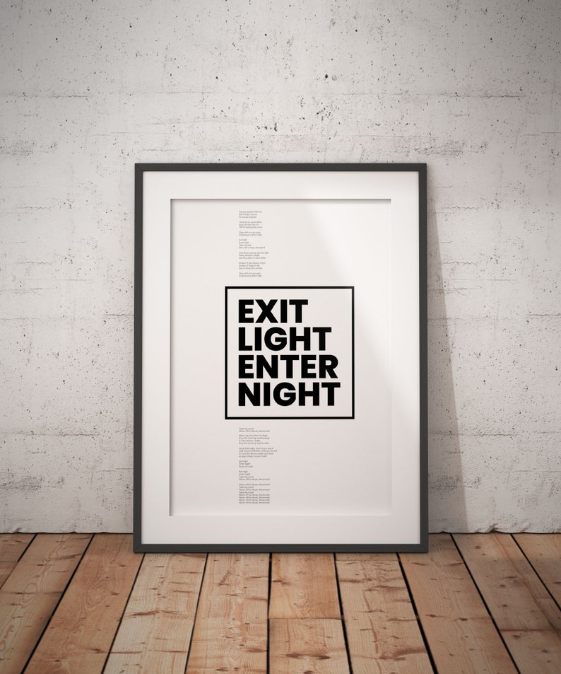 Op de afbeelding: Een zwart-witte ingelijste print met de tekst "EXIT LIGHT ENTER NIGHT" in een vet, sans-serif lettertype. De print bevat ook een gedicht met de titel "Taking Leave" van Billy Collins.
