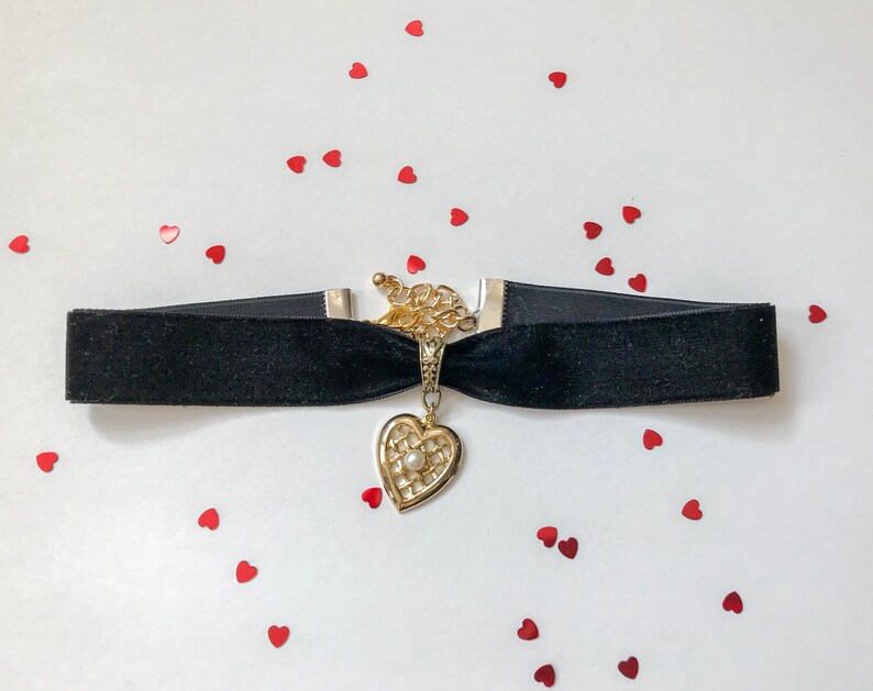 Gold heart choker