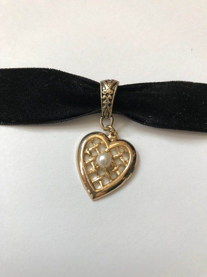 Gold heart choker