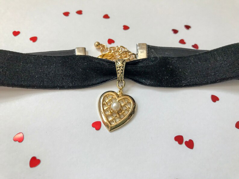 Gold heart choker