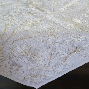 Tischdecke aus weißem Leinen mit 4 Servietten, für quadratische Tische. orientalischen Stil, Weiß & Gold Seidenfaden bestickt. Größe 106 x 108 cm.