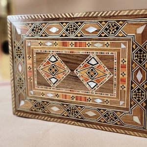 Chic Jewelry Box With Velvet Lining Size 7 X 5 X 2 Inches