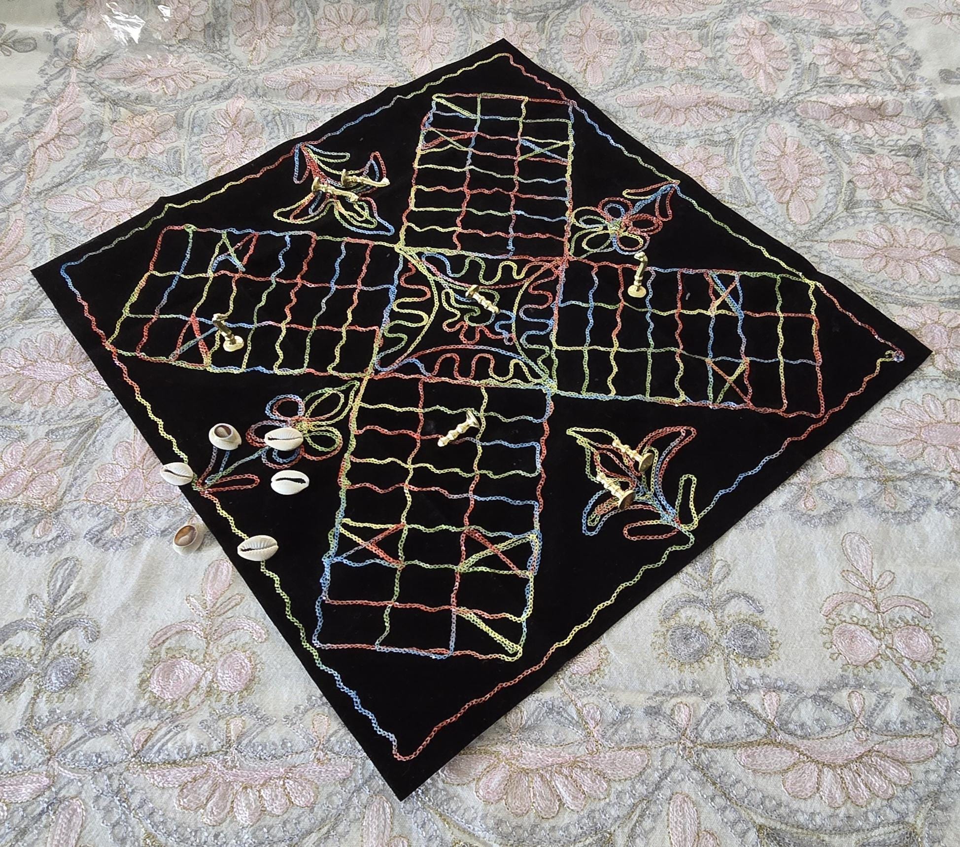 Beautifully embroidered cloth Barjis game, black velvet floral motifs. 8 brass pawns - 6 cowboy shells. Size 17.7 x 17.7 in. Family game.