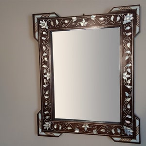 Espelho de parede de madeira incrustado em madrepérola e fios de estanho, feito à mão, pendurado na parede. Tamanho médio 21"C x 17,5"L. Decoração de casa, estilo sírio