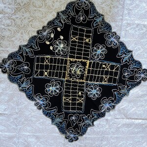 Barjis は美しく刺繍された布製ゲームで、黒いベルベットの花のモチーフが描かれています。真鍮のポーン 8 個、カウボーイ シェル 6 個。ファミリー ゲーム。サイズ 23.5 x 23.5 インチ