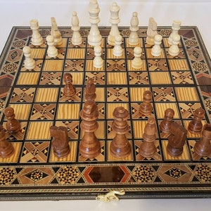 Handgemaakte schaakborddammen opvouwbaar. Hoog gedetailleerd houten spel met complete set van 32 stuks. Schaakbordformaat 16x16 inch. Cadeau voor hem.