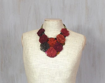Flower necklace with beads, bib necklace, gift for girlfriend, gift for Mom, floral accessories, wool jewelry, everyday necklace, bohemian