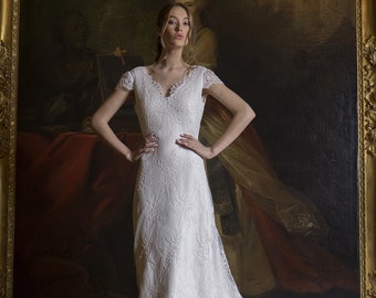 Suknia ślubna inspirowana stylem vintage 0240 – dopasowana i rozkloszowana suknia z koronki Chantilly w kolorze kości słoniowej z rękawami typu cap