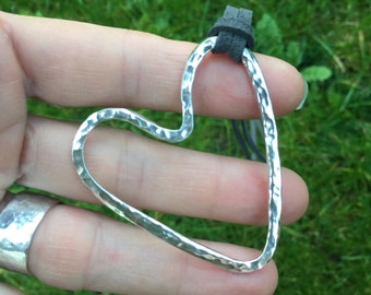 Corazón de plata de ley, colgante grueso con cordón de cuero suave (corazón plano o retorcido) en plata martillada. Regalo para ella, estilo bohemio y ecléctico.