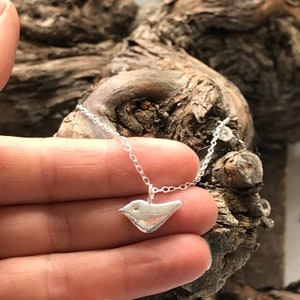 Colgante pajarito de plata. Collar pequeño con pajarito de plata.