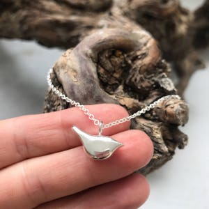 Chubby Bird - colgante de pájaro de plata, collar de pájaro, colgante de pájaro, pájaro de plata, plata maciza, inspirado en la naturaleza.