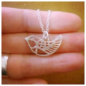 Collar de pájaro en plata esterlina, colgante de pájaro en plata hecho a mano, pequeño pájaro de plata, joyería de bosque, joyería de pájaros, regalo para amantes de los pájaros.