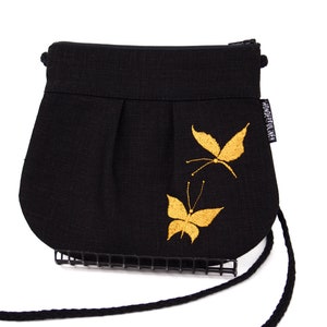 Bolso bandolera de lino negro con mariposas bordadas