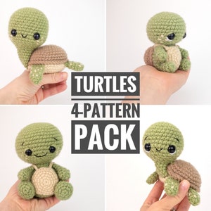 Puede incluir: Cuatro patrones de crochet para amigurumi de tortugas. Cada patrón presenta un diseño de tortuga diferente con un caparazón verde y patas marrones. Los patrones se titulan "TURTLES 4-PATTERN PACK".