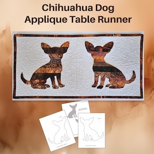 Può includere: Un runner da tavola rettangolare con due applicazioni di cani Chihuahua realizzate in tessuto a motivi marroni, neri e arancioni su uno sfondo trapuntato color crema con un bordo marrone scuro, accompagnato da tre modelli in carta bianca.