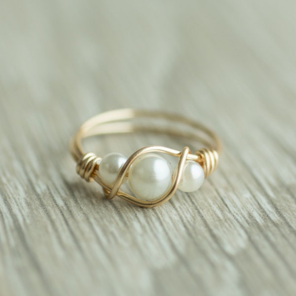 Anello fatto a mano a 3 perle, anello in filo avvolto in oro o argento, anello riempito in oro 14k, anello di perle in argento puro, regalo da damigella d'onore, regalo per lei
