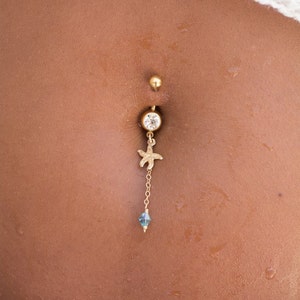 Piercing per ombelico con stella marina riempita in oro 14K e una perla di cristallo Swarovski azzurro, i gioielli per il corpo di cui hai bisogno quest'estate immagine 1