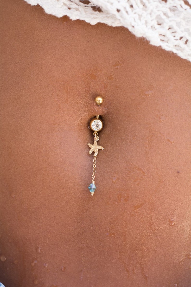 Piercing per ombelico con stella marina riempita in oro 14K e una perla di cristallo Swarovski azzurro, i gioielli per il corpo di cui hai bisogno quest'estate immagine 1