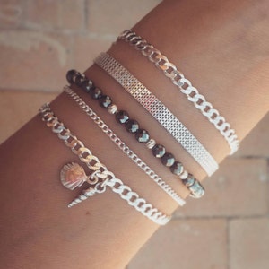 Bransoletka z płaskiego łańcuszka ze srebra wysokiej próby, ta wyjątkowa i delikatna biżuteria to idealny dodatek do biżuterii ślubnej