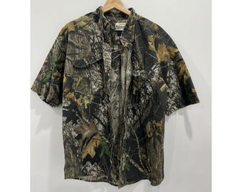 Camisa con botones de roble musgoso y camuflaje de árboles reales vintage