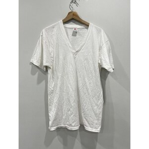 Camiseta vintage con cuello en V blanco y costura simple