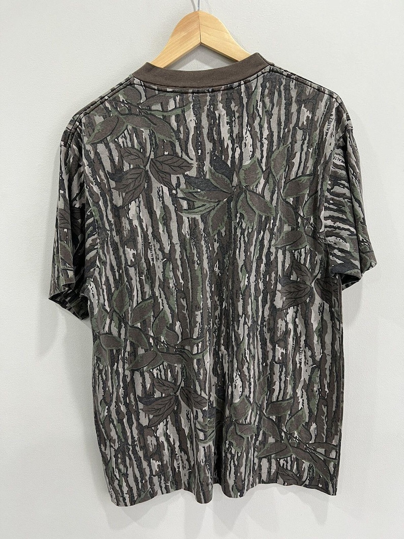 Camiseta vintage de camuflaje con árbol real y roble musgoso imagen 4