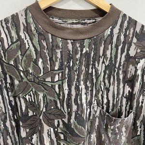 Camiseta vintage de camuflaje con árbol real y roble musgoso imagen 2
