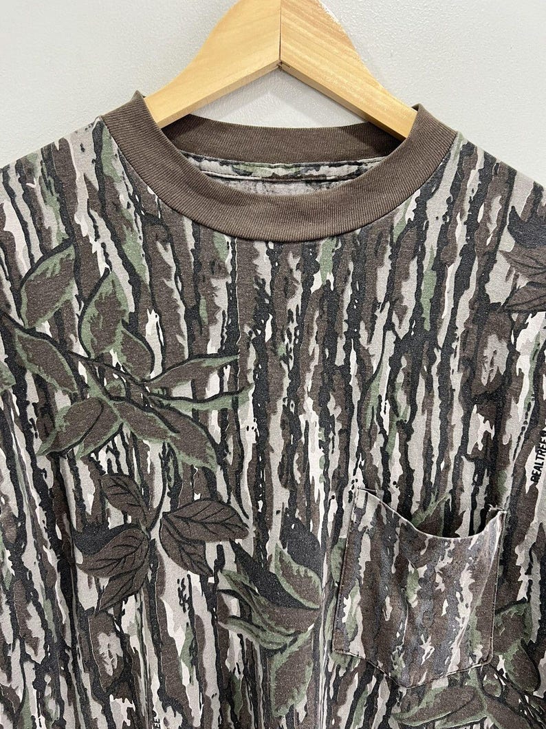 Camiseta vintage de camuflaje con árbol real y roble musgoso imagen 2