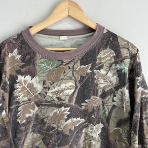 Camiseta vintage de camuflaje con árbol real y roble musgoso imagen 3