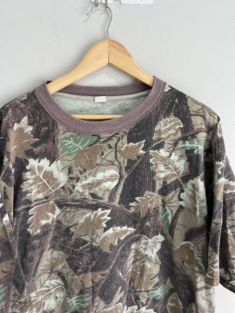 Camiseta vintage de camuflaje con árbol real y roble musgoso imagen 3