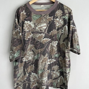 Camiseta vintage de camuflaje con árbol real y roble musgoso imagen 1