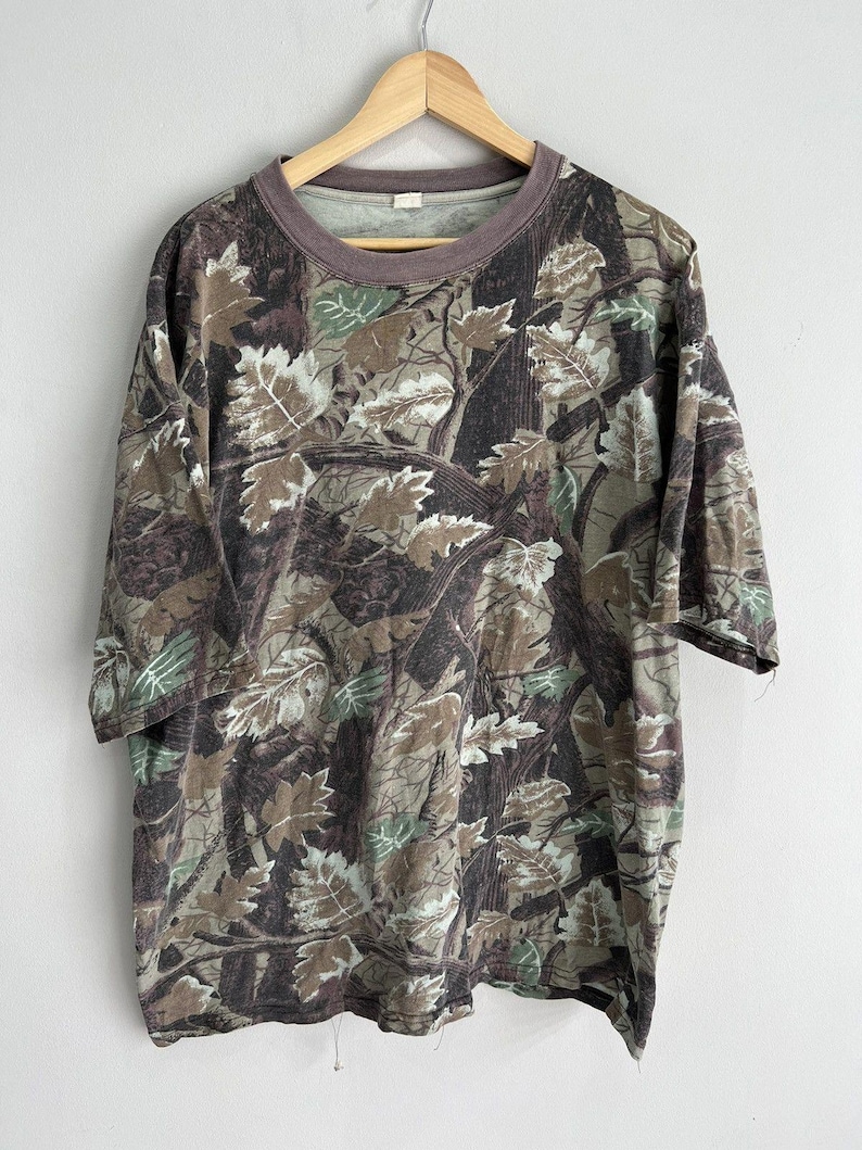 Camiseta vintage de camuflaje con árbol real y roble musgoso imagen 1