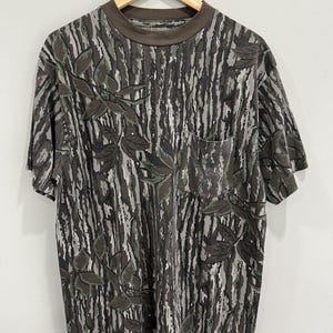 Camiseta vintage de camuflaje con árbol real y roble musgoso imagen 1