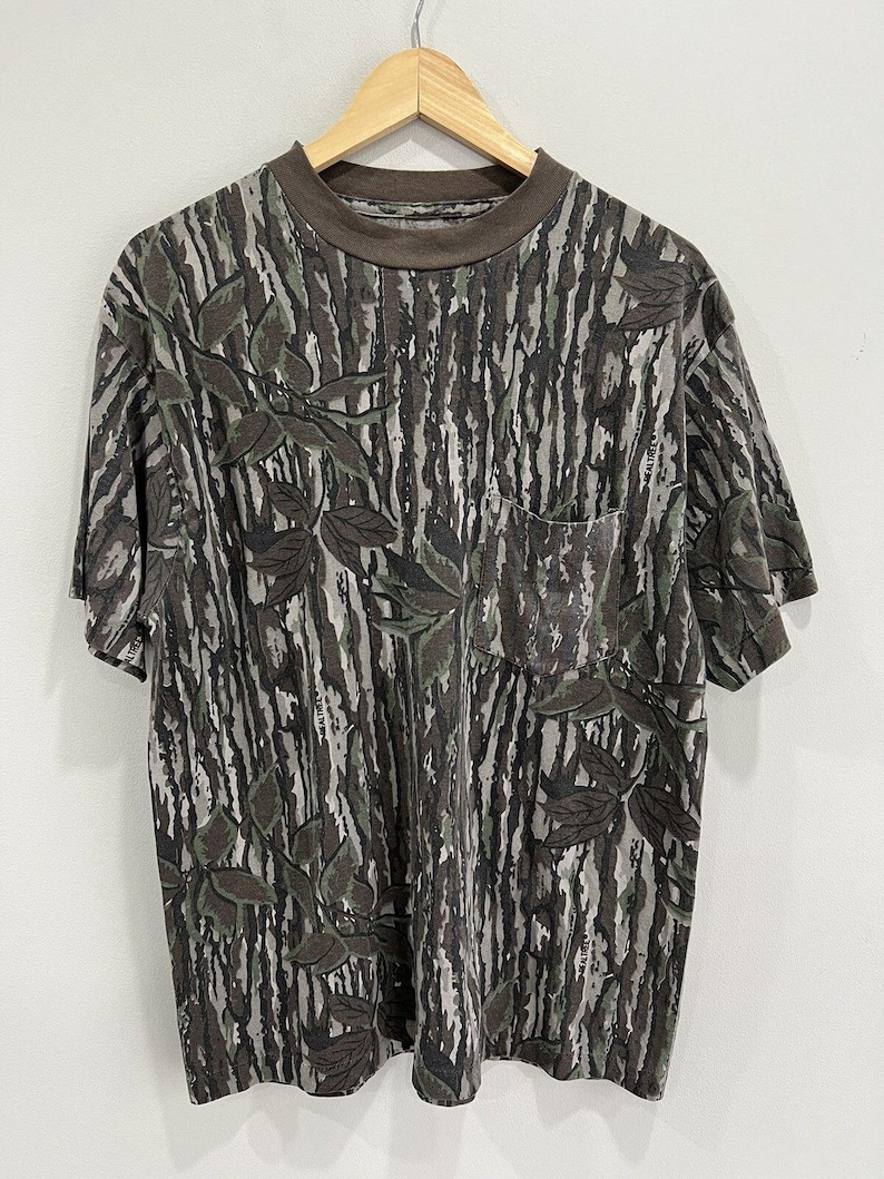 Camiseta vintage de camuflaje con árbol real y roble musgoso imagen 1