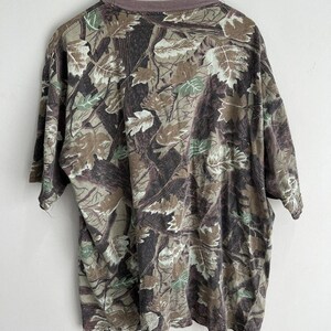 Camiseta vintage de camuflaje con árbol real y roble musgoso imagen 2
