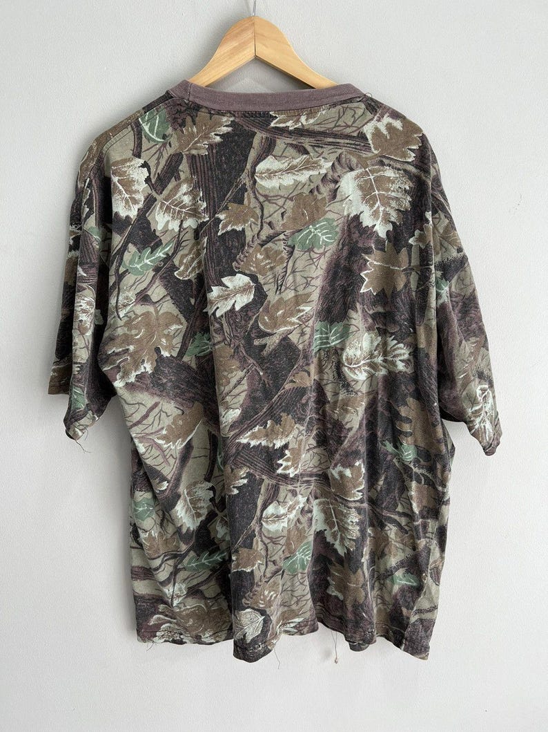 Camiseta vintage de camuflaje con árbol real y roble musgoso imagen 2