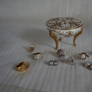 Gorgous Jewelry box  in very good condition 1960s.  FRENCH LIMOGES PORCELAIN . Jewelry case.  Jewelry storage.  Key box. Signed