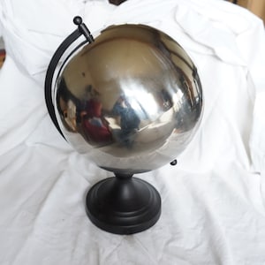 De chromen planeet, Modern Globe, Modern Art