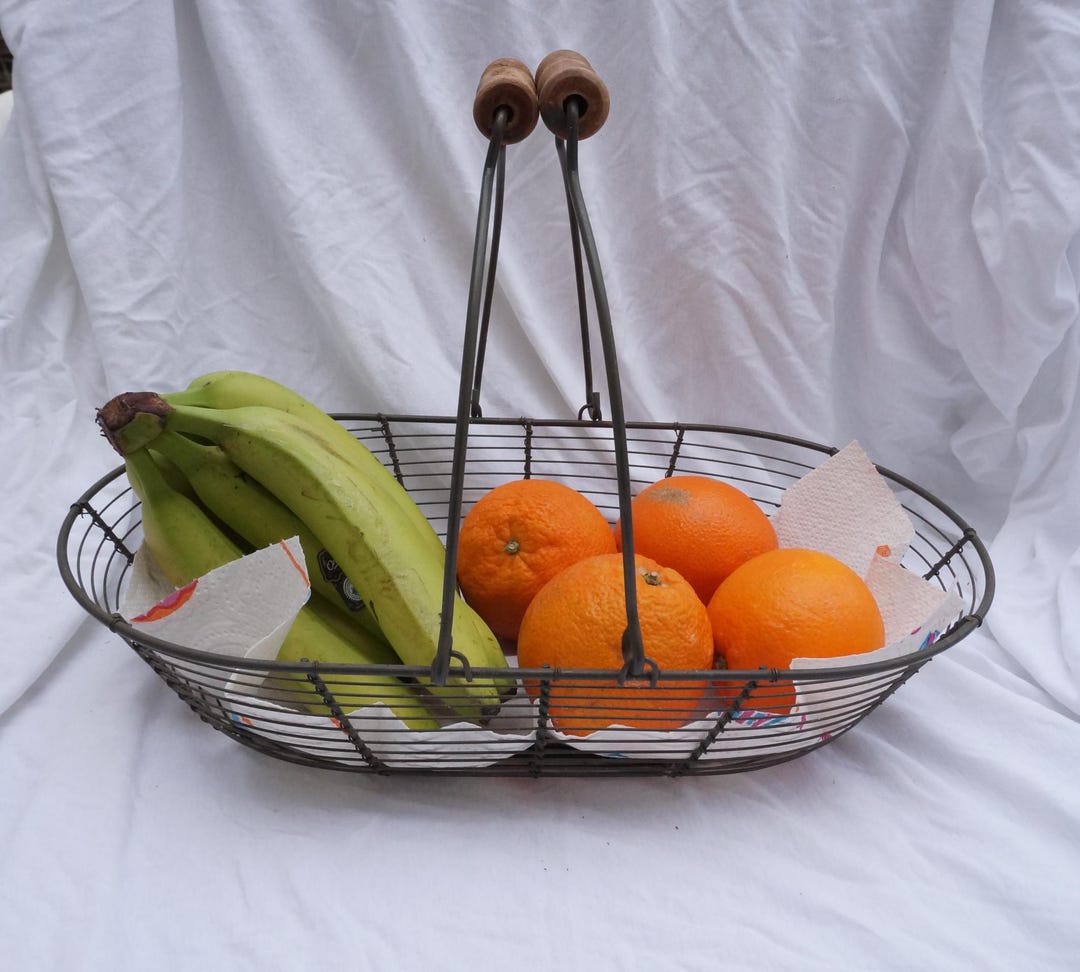 1950年代のヴィンテージ、木製ハンドル付きメタルバスケット - Etsy 日本