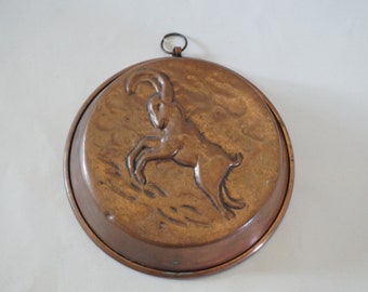 Molde para pastel de cobre que representa una cabra, años 30