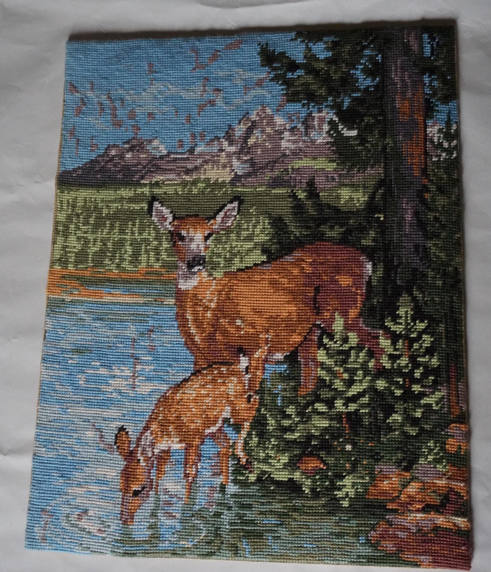 Lienzo vintage La cierva y su cervatillo, bordado terminado