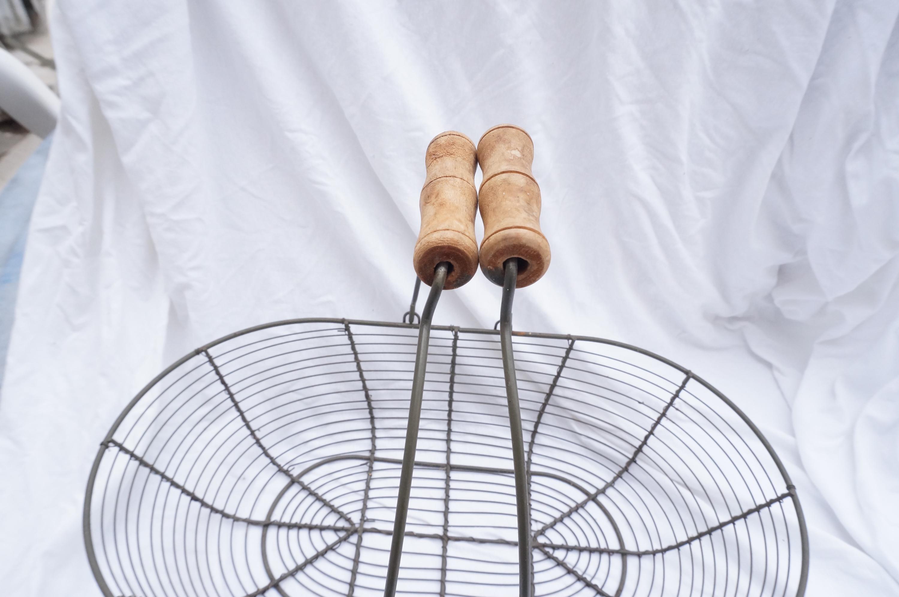 1950年代のヴィンテージ、木製ハンドル付きメタルバスケット - Etsy 日本