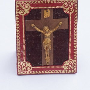 Antique portable shrine, 1900s crucifix, Crucifix of Jesus Christ