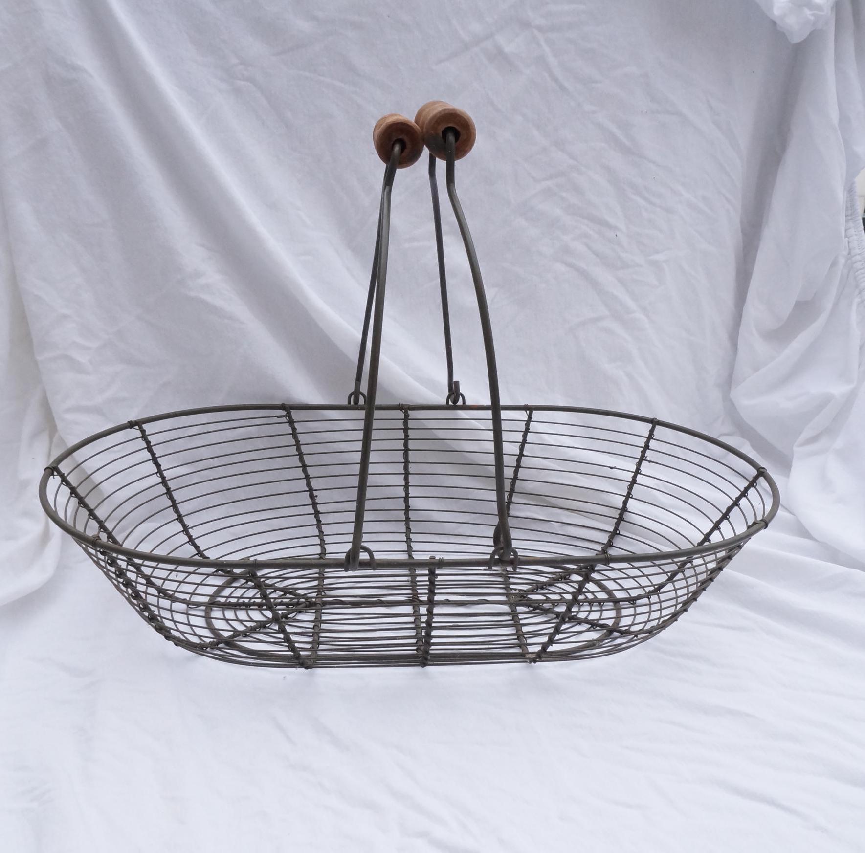 1950年代のヴィンテージ、木製ハンドル付きメタルバスケット - Etsy 日本