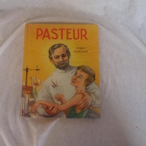 A children&#39;s book about the researcher Louis Pasteur, 1955s