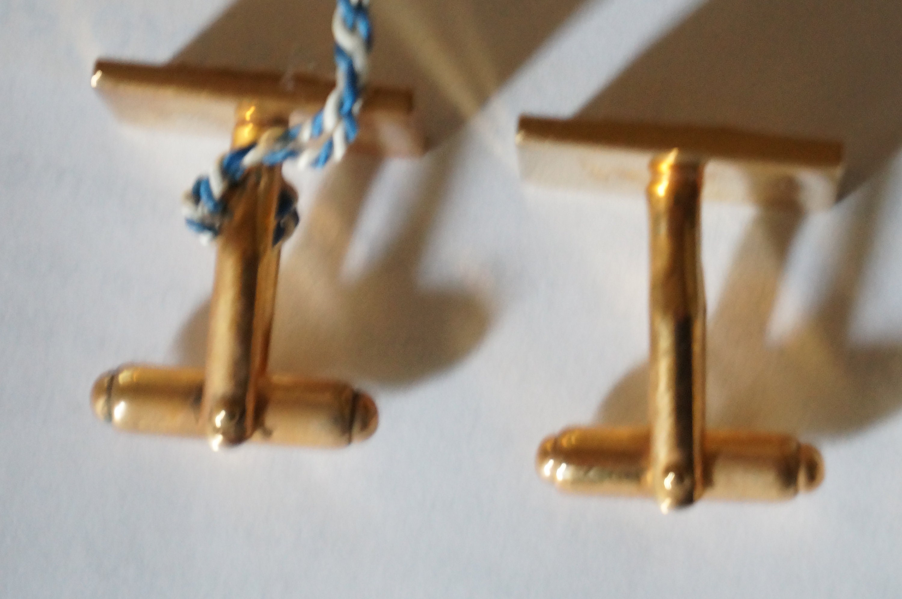 Paire De Boutons De Manchette Plaqués Or 18 Carats – Occasion Comme Neuf, Style Classique Doré