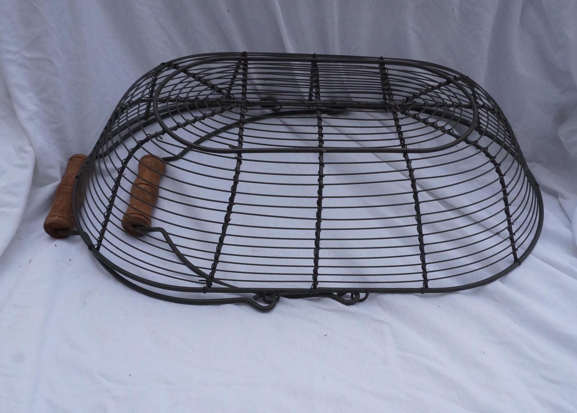 1950年代のヴィンテージ、木製ハンドル付きメタルバスケット - Etsy 日本